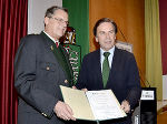 LH Franz Voves überreichte an Bgm. Heinz Wilding das Gemeindewappen (v.r.) © Foto: Gemeinde Hohentauern; bei Quellenangabe honorafrei