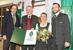 LH Franz Voves überreichte an Josef, Annelies und Philipp Knaus das steirische Landeswappen (v.l.) © Foto: Firma Knaus; bei Quellenangabe honorarfrei