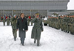 LH Franz Voves mit Brigardier Heinz Zöllner beim Abschreiten der Front. ©      