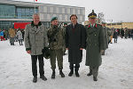 Ein junger Rekrut mit seinem Vater (r.), LH Voves und Brigardier Zöllner (v.l.). © Fotos: Österreichisches Bundesheer/Lang Ein junger Rekrut mit seinem Vater (r.), LH Voves und Brigardier Zöllner (v.l.).