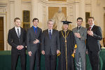 Christoph Heier, Richard Hofmann, BP Heinz Fischer, Rektorin Christa Neuper, Markus Hopfer und Andreas Windisch bei der feierlichen Promotion (v.l.). ©      