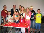 v. l.: Dr. Josef Kurt Großauer (J.-J.-Fux Konservatorium), Mag. Martin Titz (KINDerLEBEN-Koordinator des Landes Steiermark) und Gabriela Zengerer (J.- J.- Fux Konservatorium) mit der Kindergruppe der Ersten Steirischen KinderMusikErlebniswoche