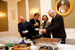 Heinrich Schnuderl, LR Bettina Vollath, LH Franz Voves und LR Johann Seitinger beim Benefizsuppenessen in der Grazer Burg. © Foto: Diazöse Graz-Seckau; bei Quellenangabe honorarfrei Heinrich Schnuderl, LR Bettina Vollath, LH Franz Voves und LR Johann Seitinger beim Benefizsuppenessen in der Grazer Burg.