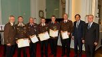 ÖBFV-Präs. Albert Kern (1.v.l.), LH Franz Voves (2.v.r.), LTPräs. Franz Majcen (1.v.r.) mit den neuen Feuerwehroffizieren des Bereichsfeuerwehrverbandes Radkersburg. © Foto: LFV/Franz Fink; bei Quellenangabe honorarfrei.