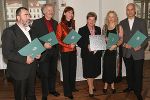 v.l.: Arch. Dipl.-Ing. Josef Hohensinn, Arch. Dipl.-Ing. Jakob Fuchs, Arch. Dipl.-Ing. Hemma Fasch, Landeshauptmann Waltraud Klasnic; Arch. Dipl.-Ing. Gabriele Kolleritsch und Arch. Dipl.-Ing. Peter Löcker übernahmen für die Architekten Peter Cook und Colin Fournier den Preis. Foto: Helmut Kolaric
