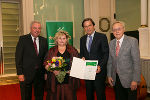 LH-Stv. Hermann Schützenhöfer, Ehrenpreisträgerin Anita Bauer, LH Franz Voves und Volksbildungswerk-Obmann Kurt Jungwirth (v.l.) © Foto Frankl; bei Quellenangabe honorarfrei