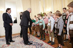 LH Franz Voves und LH-Stv. Hermann Schützenhöfer gaben den Grazer Kapellknaben Geschenke mit auf den Weg. ©      