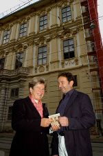 Palais Attems: Restaurator Hubert Schwarz präsentiert Landeshauptmann Waltraud Klasnic  Klasnic die neuen Fassaden. 