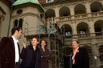 Landhaushof: (von links): Dipl.-Ing. Martin Zechner und eine Mitarbeiterin des „Büros für Baufor-schung), Mag. Christine Klug, Leiterin der Abteilung 2 und LH Waltraud Klasnic. 