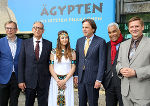 Landeshauptmann Franz Voves (Mitte) und Kulturlandesrat Christian Buchmann (links) sowie zahlreiche weitere Ehrengäste anlässlich der Eröffnung der Ägyptenausstellung vor der Kunsthalle Leoben. © Foto: Freisinger