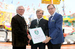 LR Christian Buchmann überreichte an Helmuth und Claus Rüdiger das Landeswappen (v.r.) ©      