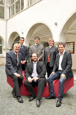 LR Michael Schickhofer, LIG-GF Peter Ebner und Franz Kremser, GF Lehrlingshäuser WKO Stmk (vorne, v.r.) sowie LAbg. Hubert Koller, Bürgermeister Andreas Kremser und Bernhard Prangl, Leiter Lehrlingshaus Eibiswald (hinten, v.r.) bei der Eröffnung des Lehrlingshauses. ©      