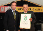 LH Franz Voves überreichte an Johann Köberl das steirische Landeswappen ©      