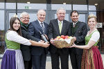 Eröffneten gemeinsam in Silberberg: Weinkönigin Anne Griesbacher, Direktor Anton Gumpl, Landesrat Johann Seitinger, Landeshauptmann-Stv. Hermann Schützenhöfer, Landesrat Michael Schickhofer und Most- und Fruchtsaftkönigin Cornelia Jansl (v.l.). © Foto: steiermark.at/Wasle