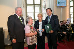 LH Franz Voves und LH-Vize Hermann Schützenhöfer mit Evelyne Moser und Frieda Schwarz