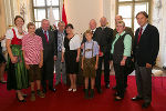 Die Landeshauptleute Franz Voves und Hermann Schützenhöfer sowie Manuela Khom mit Herbert Knapp und seiner Familie