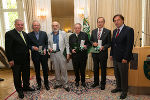 LH Franz Voves überreichte gemeinsam mit LH-Stv. Hermann Schützenhöfer an Gerhard Melzer, Wolfgang Hollegha, Wilhelm Heiner Herzog und Walter Kröpfl das Große Goldene Ehrenzeichen (v.l.) © Foto: steiermark.at/Frankl; bei Quellenangabe honorarfrei