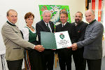 Kammerdirektor Werner Brugner, Vize-Präs. Maria Pein, LH Hermann Schützenhöfer, Präs. Franz Titschenbacher, Leiter Dieter Frei und LR Johann Seitinger bei der Überreichung des Landeswappens (v.l.) © Fotos: Heinz Pachernegg; bei Quellenangabe honorarfrei Kammerdirektor Werner Brugner, Vize-Präs. Maria Pein, LH Hermann Schützenhöfer, Präs. Franz Titschenbacher, Leiter Dieter Frei und LR Johann Seitinger bei der Überreichung des Landeswappens (v.l.)