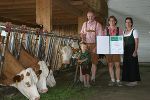 Familie Johannes, Peter und Waltraud Schinnerl mit Tierschutzombudsfrau Barbara Fiala-Köck im neuen Laufstall