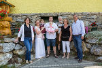 Bauexpertin Simone Skalicki (li.) und Baumeister Hellmut Michael Bartl (re.) mit der glücklichen Familie Pichler: Anna, Stefanie, Gerhard, Helena, Sylvester und Johanna (v.l.) ©      