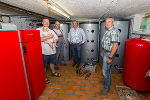 Gerhard Pichler und Tochter Stefanie begutachten gemeinsam mit Baumeister Hellmut Michael Bartl (Mitte) und Siegfried Glettler sowie Josef Felberbauer (re.) von der Firma Reisinger die neue Heizungsanlage © Fotos: Land Steiermark/Zenz; bei Quellenangabe honorarfrei Gerhard Pichler und Tochter Stefanie begutachten gemeinsam mit Baumeister Hellmut Michael Bartl (Mitte) und Siegfried Glettler sowie Josef Felberbauer (re.) von der Firma Reisinger die neue Heizungsanlage