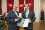 LH-Stv. Michael Schickhofer (re.) überreichte Karl Linnepe das Große Ehrenzeichen des Landes Steiermark im Roten Saal der Grazer Burg ©      