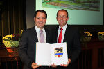 LH-Stv. Michael Schickhofer überreichte Bgm. Bernd Osprian das Stadtwappen von Bärnbach © Stadtgemeinde Bärnbach/Cescutti