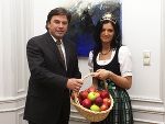Die Steirische Apfelprinzessin, Andrea I, überreicht Landeshauptmann Mag. Franz Voves eine Auswahl steirischer Äpfel zur Stärkung, Foto Fischer