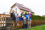 Simone Skalicki, Baumeister Michael Bartl sowie Dagmar und Rudolf Hallaczek mit den Kindern Magdalena, Johanna, Nikolaus, Maximilian und Veronika (v.l.)