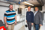 Begutachteten gemeinsam den neuen Warmwasserboiler im Keller: Rudolf Hallaczek, Marcell Mörth von der Firma Wonisch und Baumeister Michael Bartl (v.l.)