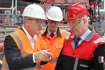 Voestalpine-Vorstand Franz Kainersdorfer, Projektleiter Gunter-Franz Korp und LH Hermann Schützenhöfer (v.l.) bei einem Betriebsbesuch bei der Voestalpine AG © Voestalpine; bei Quellenangabe honorarfrei