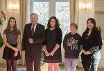 LH Schützenhöfer (2.v.l.) und Direktorin Totter (r.) mit den Klassensprecherinnen und dem Klassensprecher der vierten Klassen der NMS St. Stefan im Rosental. LH Schützenhöfer (2.v.l.) und Direktorin Totter (r.) mit den Klassensprecherinnen und dem Klassensprecher der vierten Klassen der NMS St. Stefan im Rosental.