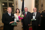 Harald Scherz, Erika Richtig, Landeshauptmann Hermann Schützenhöfer und Hans Jaklitsch (v.l.) bei der Verleihung der Goldenen Ehrenzeichen in der Aula der Alten Universität ©      
