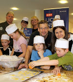 Gemeinsames Keksebacken im ABZ mit Kindern der Volksschule Prohaskagasse: LR Doris Kampus, ABZ-Leiter Manfred Lux, Eva Radinger (GF Licht ins Dunkel), Claudia Pregartner (Kinderschutz-Zentrum Graz) und Vizeleutnant Karlheinz Buchegger (v.r.) © Foto: steiermark.at/Jammernegg; bei Quellenangabe honorarfrei