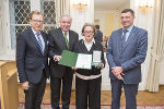 Christine Frisinghelli wurde für ihre wichtigen Impulse für die Fotokunst von LR Christian Buchmann, LH Hermann Schützenhöfer und LR Jörg Leichtfried ausgezeichnet (v.l.)