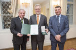 Biochemiker Rudolf Zechner wurde für seine erfolgreichen Forschungen von LH Hermann Schützenhöfer und LR Jörg Leichtfried geehrt
