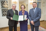 Friederike Weitzer wurde für ihren Einsatz für die Beziehungen zwischen Österreich und Dänemark von LH Hermann Schützenhöfer und LR Jörg Leichtfried ausgzeichnet