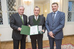 Alfred Nußbaum wurde für sein Engagement für die österreichische Agrarpolitik von LH Hermann Schützenhöfer und LR Jörg Leichtfried geehrt