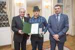 LH Hermann Schützenhöfer und LR Jörg Leichtfried überreichten an Stefan Mayr die Lebensrettungsmedaille am weiß-grünen Band