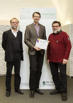 Geballte steirische Geodaten-Power: Sommer, Grießer und Hütter freuen sich über den Publikumspreis für basemap.at, v.l. © steiermark.at / Leiss, bei Quellenangabe honorarfrei