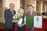 Für ihre Verdienste um die Grazer Fraueninitiativen überreichten LH Schützenhöfer und LH-Stv. Schickhofer Grete Schurz das Große Goldene Ehrenzeichen des Landes Steiermark mit dem Stern