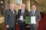 Das Große Goldene Ehrenzeichen des Landes Steiermark wurde Wolfgang Erlitz für seine Verdienste als Präsident des Bundesrates und als Präsident des Landesschulrates von LH Schützenhöfer und LH-Stv. Schickhofer überreicht
