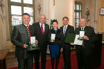 Bgm. a.D. Sepp Rauscher, LH Hermann Schützenhöfer, Bgm. a.D. Brigitte Schwarz, LH-Stv. Michael Schickhofer und Bgm. a.D. Karl Lenz bei der Verleihung (v.l.) ©      
