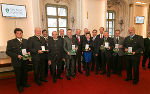 Die geehrten Bürgermeister außer Dienst mit Landeshauptmann Schützenhöfer und Landeshauptmann-Stellvertreter Schickhofer in der Grazer Burg © Fotos: steiermark.at/Frankl; bei Quellenangabe honorarfrei Die geehrten Bürgermeister außer Dienst mit Landeshauptmann Schützenhöfer und Landeshauptmann-Stellvertreter Schickhofer in der Grazer Burg