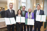 Forschungspreise 2015: Peter Ruggenthaler, Monika Oberer, Landesrat Christopher Drexler, Ursula Diefenbach (in Vertretung ihres Gatten Wolfgang Erhard Ernst) und Frank Madeo (v.l.) ©      