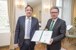 Frank Madeo erhielt von Landesrat Drexler den Erzherzog-Johann-Forschungspreis Frank Madeo erhielt von Landesrat Drexler den Erzherzog-Johann-Forschungspreis