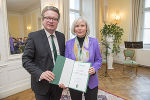 Ursula Diefenbach nahm stellvertetend für ihren im Ausland weilenden Gatten Wolfgang Erhard Ernst den Forschungspreis des Landes Steiermark entgegen Ursula Diefenbach nahm stellvertetend für ihren im Ausland weilenden Gatten Wolfgang Erhard Ernst den Forschungspreis des Landes Steiermark entgegen
