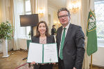 Monika Oberer wurde von Landesrat Drexler mit dem Förderungspreis des Landes ausgezeichnet