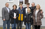 Besichtigten gemeinsam die gelungene Fassaden-Erneuerung: Baumeister Michael Bartl, Simone Skalicki und Paul, Jakob, Moritz, Robert und Karin Kernbichler (v.l.) ©      