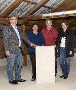 Baumeister Michael Bartl (li.) und Simone Skalicki (re.) mit dem Ehepaar Christine und Ary Van der Stel im neu gedämmten Dachboden © Fotos: Land Steiermark/Zenz; bei Quellenangabe honorarfrei Baumeister Michael Bartl (li.) und Simone Skalicki (re.) mit dem Ehepaar Christine und Ary Van der Stel im neu gedämmten Dachboden